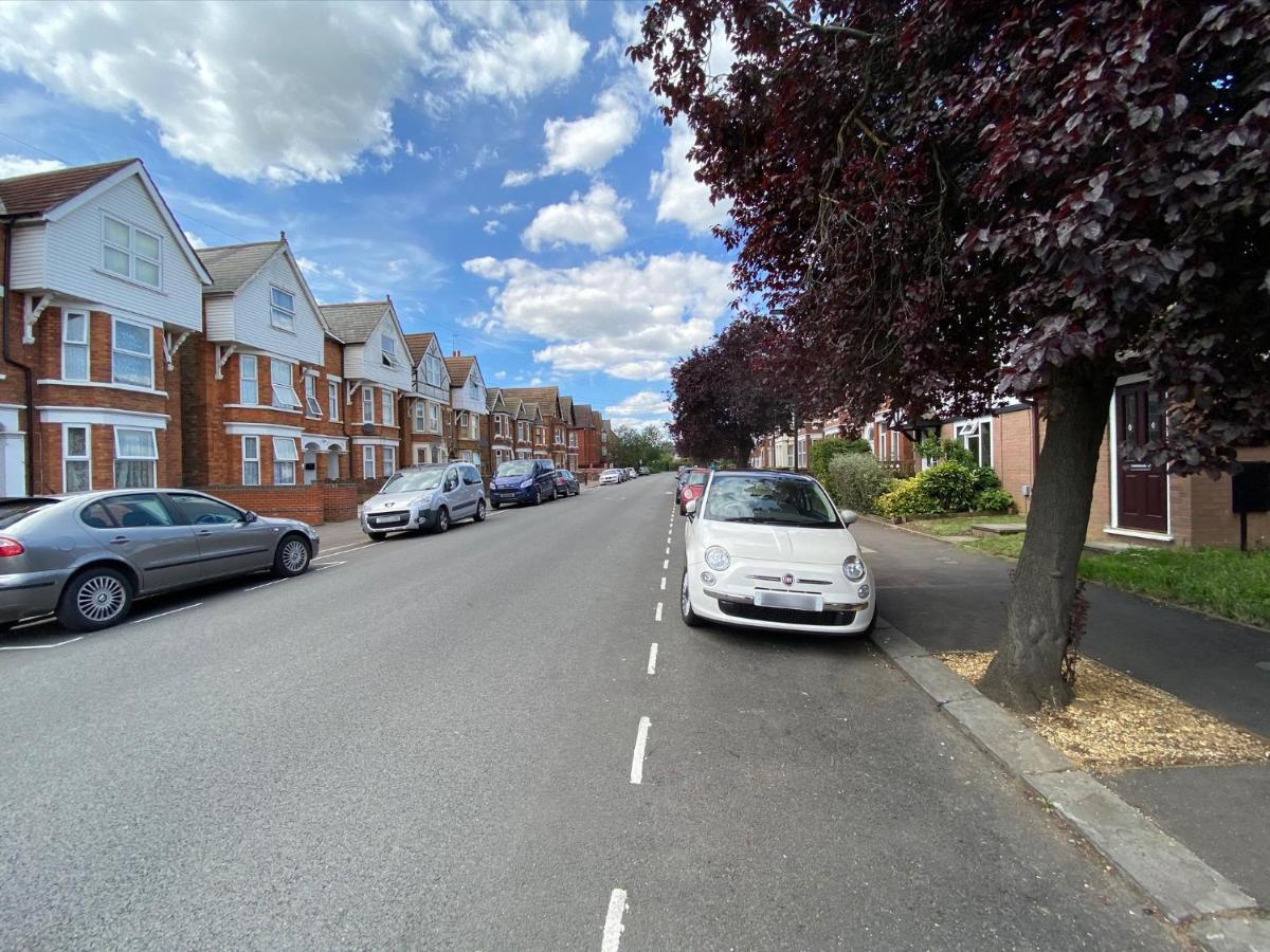 2 Bedroom Private House Near Bedford Town And Train Station ベドフォード エクステリア 写真